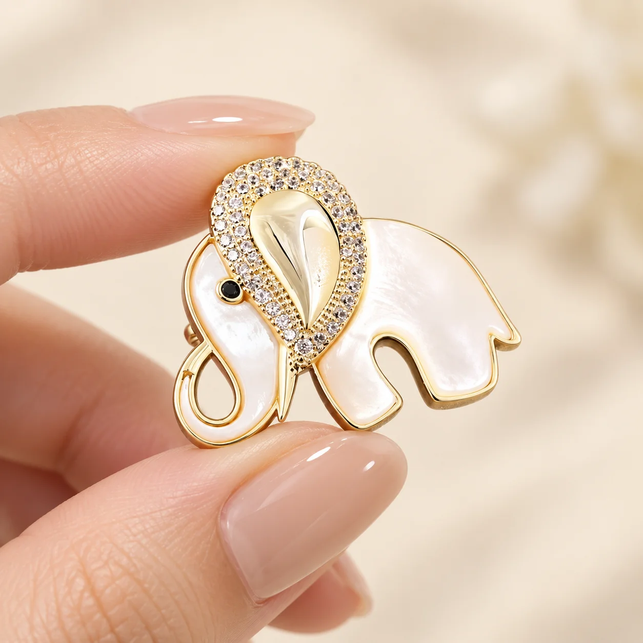 Imitation Pearl Rhinestone Elephant Brooch for Women, Gold Alloy Animal-Shaped Pin, White Elephant-Shaped Brooch, Adult Ladies' Suit Jacket, Sweater, Shirt, Dress, Scarf, Decorative Accessory, Daily Commute, Date, Party, Banquet, Wedding, Photography, Fashion, Versatile, Elegant Brooch, European and American Style Clothing Accessories, Bag Decoration, Hat Accessory, Exquisite Sparkling Brooch, Light Luxury, High-End Feel, Eye-Catching Gift Recommendation, All-Season Versatile, Elegant Brooch, Trendy Design, Personalized Accessory, New Hot-Selling Item