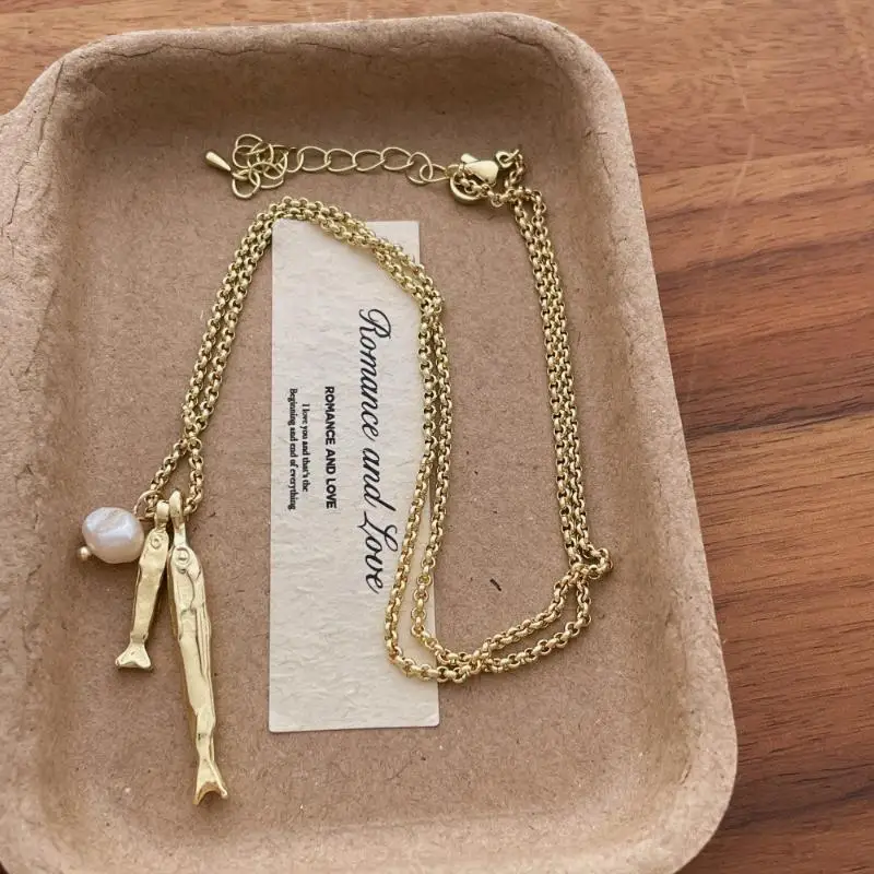 Charmante Halsketten mit Anhängern in Form von Fischen aus Metall und Süßwasserperlen für Damen, vergoldet oder versilbert, mit Kastenkette und Choker-Design. – Detail 2