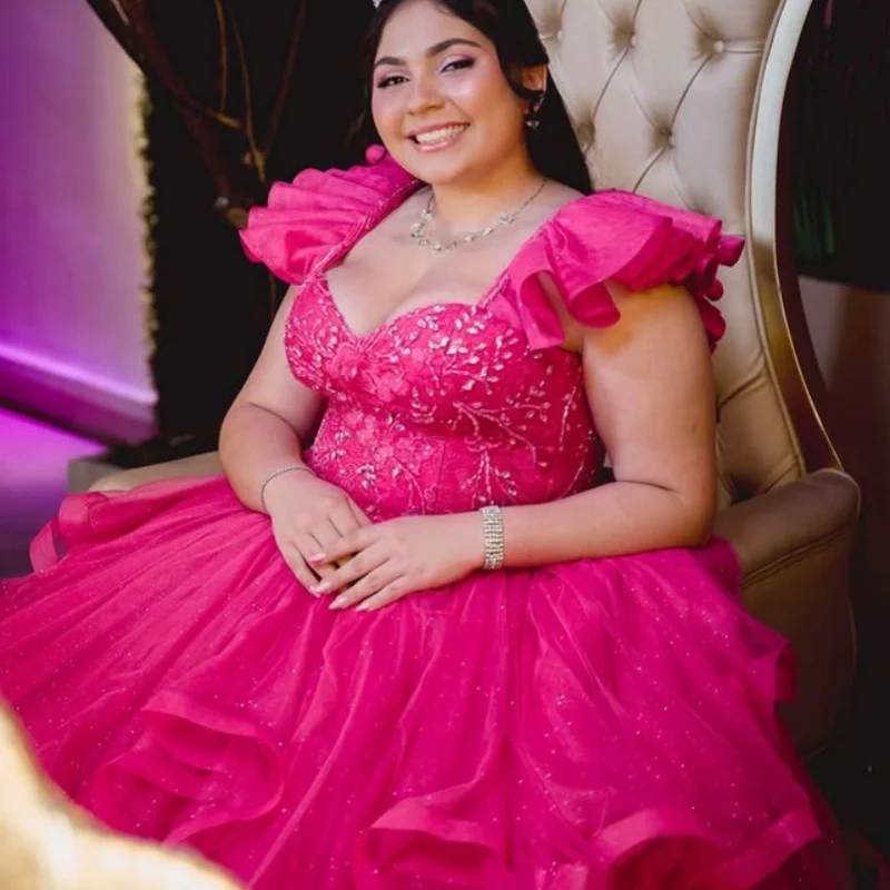 Vestido Rosa Pink Off-Shoulder com Cristais e Glitter, Camadas de Renda, Cauda Longa, Vestido de 15 Anos Personalizado