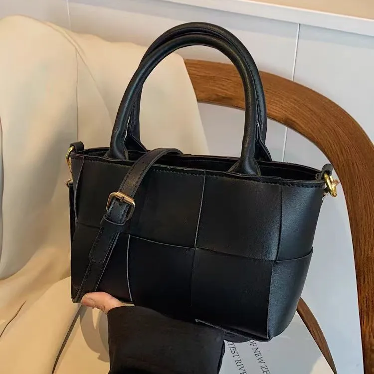 Hand carry fashion bucket bag women's 2026 autumn new leather simple versatile shoulder bag niche design high-end tote bag