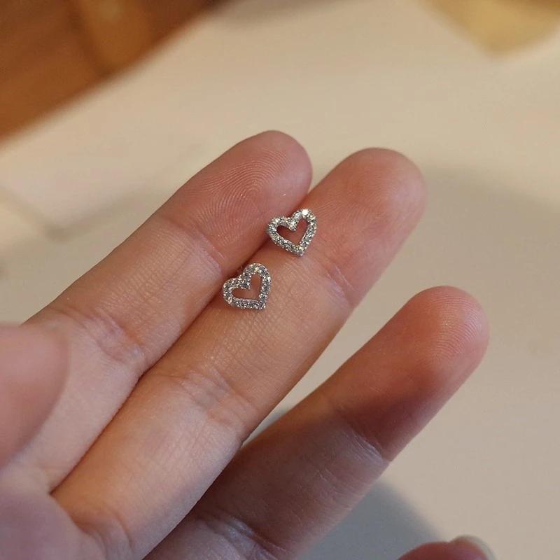 女性用の小さなイヤリング,925スターリングシルバー,象眼細工のジルコン,繊細なハート,結婚披露宴,ジュエリーアクセサリー