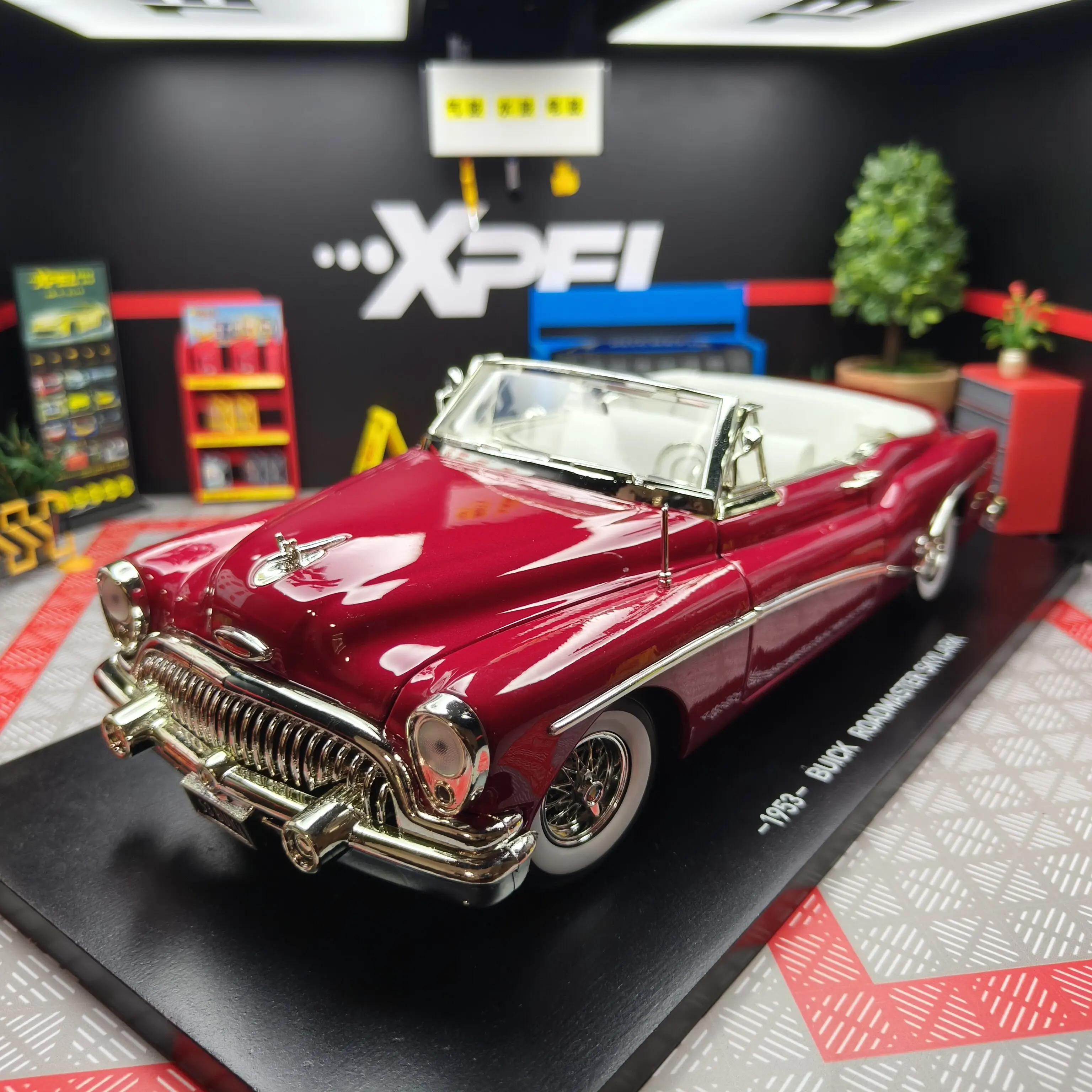 Diecast 1:18 Scale Buick Classic 1949 Roadmaster Convertible Alloy Car Model view 2