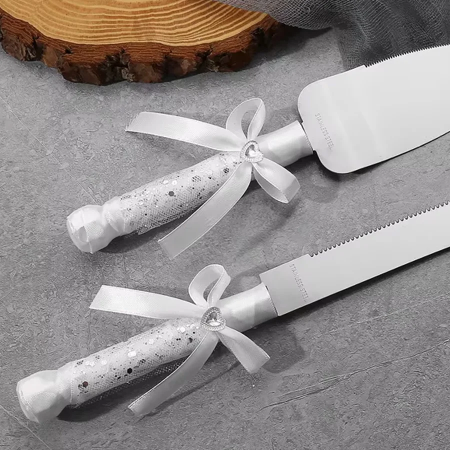 A box of wedding spatulas, sparkling heart diamond decorations, fashionable wedding supplies, suitable for bridal cake cutting,