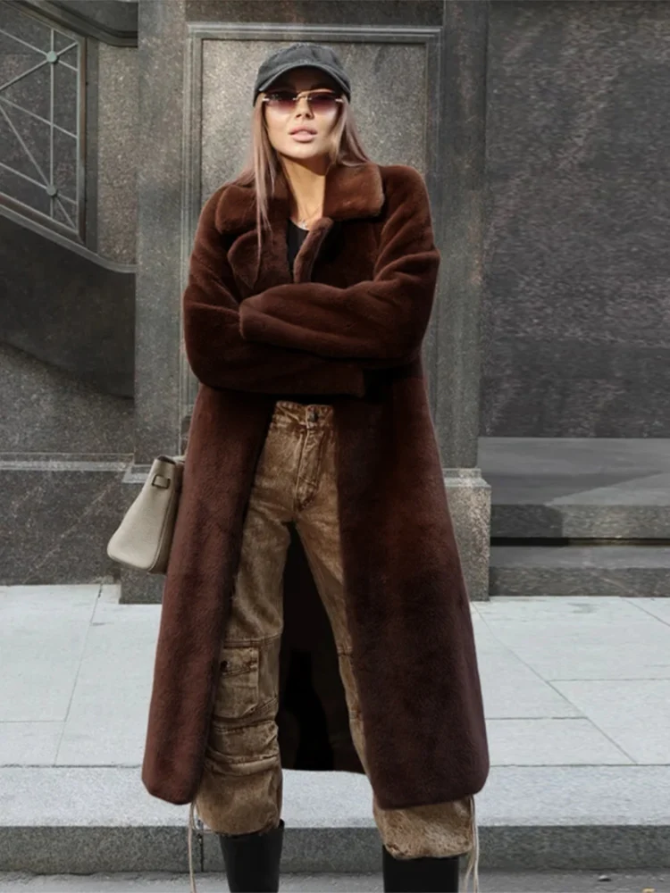 Cappotti lunghi in pelliccia sintetica solida da strada Donna Casual Maniche lunghe Risvolto Cappotto caldo addensato allentato Donna 2025 Autunno Inverno Lady Outwears