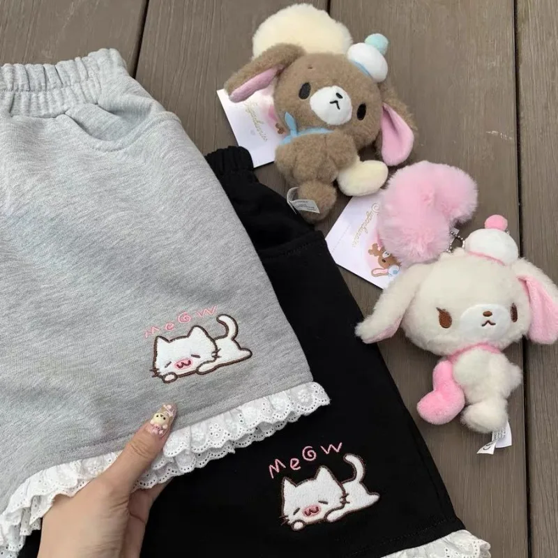 การ์ตูนญี่ปุ่นแมวเย็บปักถักร้อย Lotus Leaf Edge กางเกงขาสั้นฤดูร้อนเอวยางยืดกางเกงขาสั้นขากว้าง Pantalones Cortos De Mujer