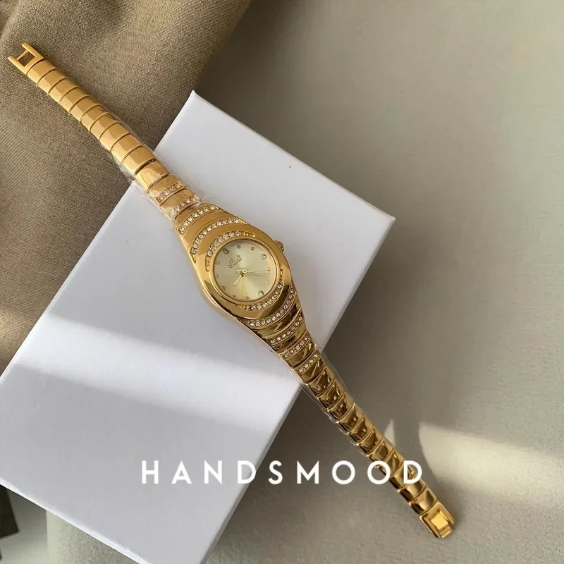 Small Gold Watch Light Luxury Exquisite Diamond Design Sense Strap Fashion Temperament Hundred Match Watch Women ساعات نسائية