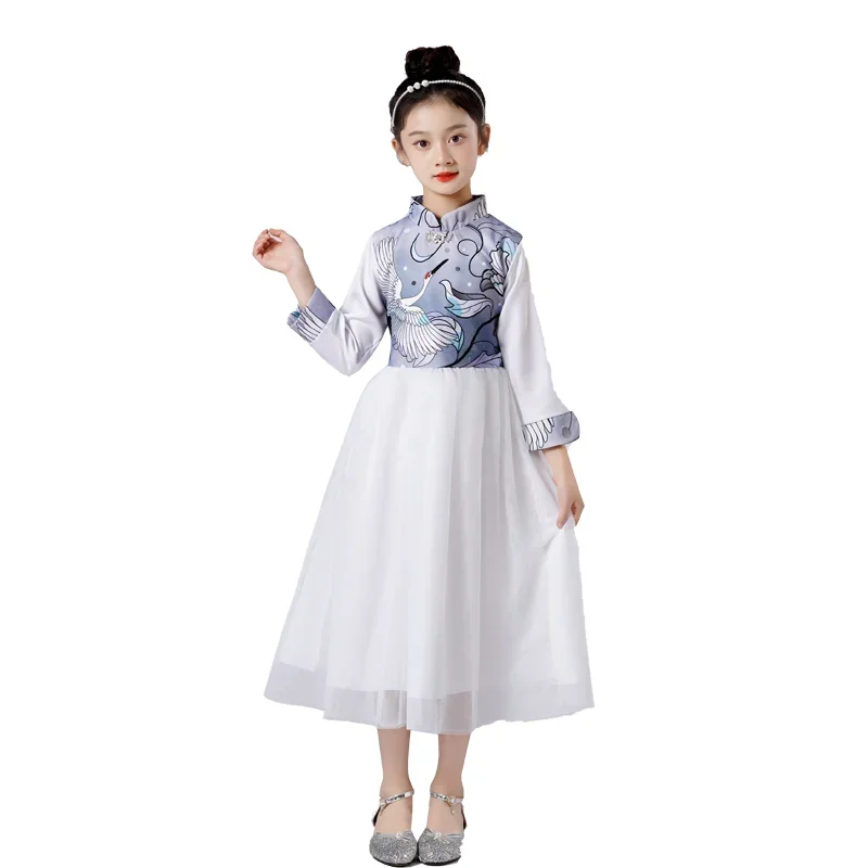 Chœur de récitation de poésie en robe blanche, style chinois 303, élèves du primaire et du secondaire