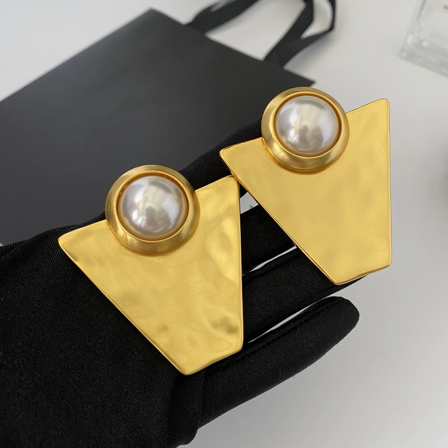 

2025 New European and American Fashion Brass Gold-Plated Geometric Pearl Earrings Top Luxury Women's Jewelry Party Trend