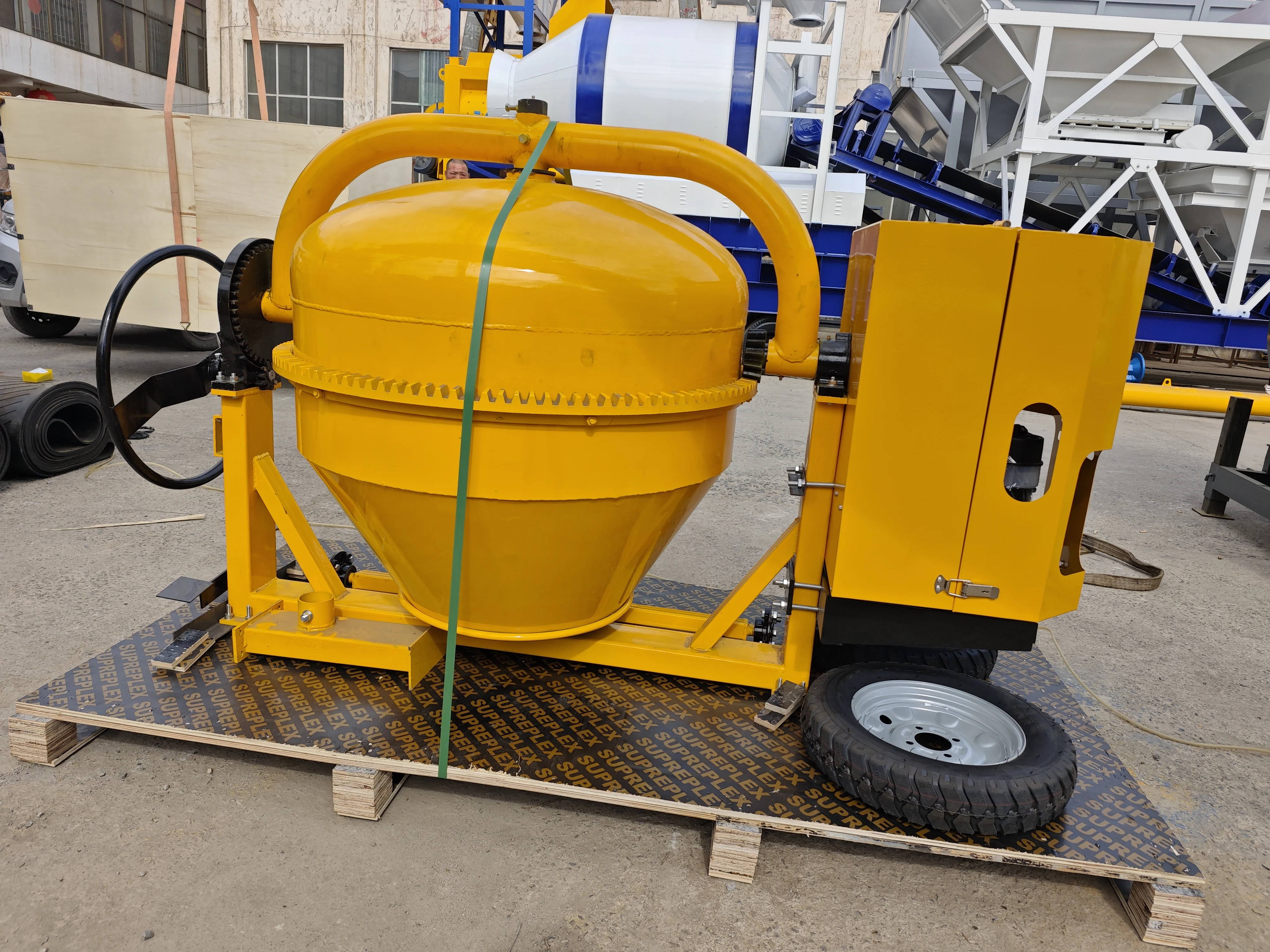 High Quality Portable Self Loading Concrete Mixer Towable Hopper Type Hot selling stock