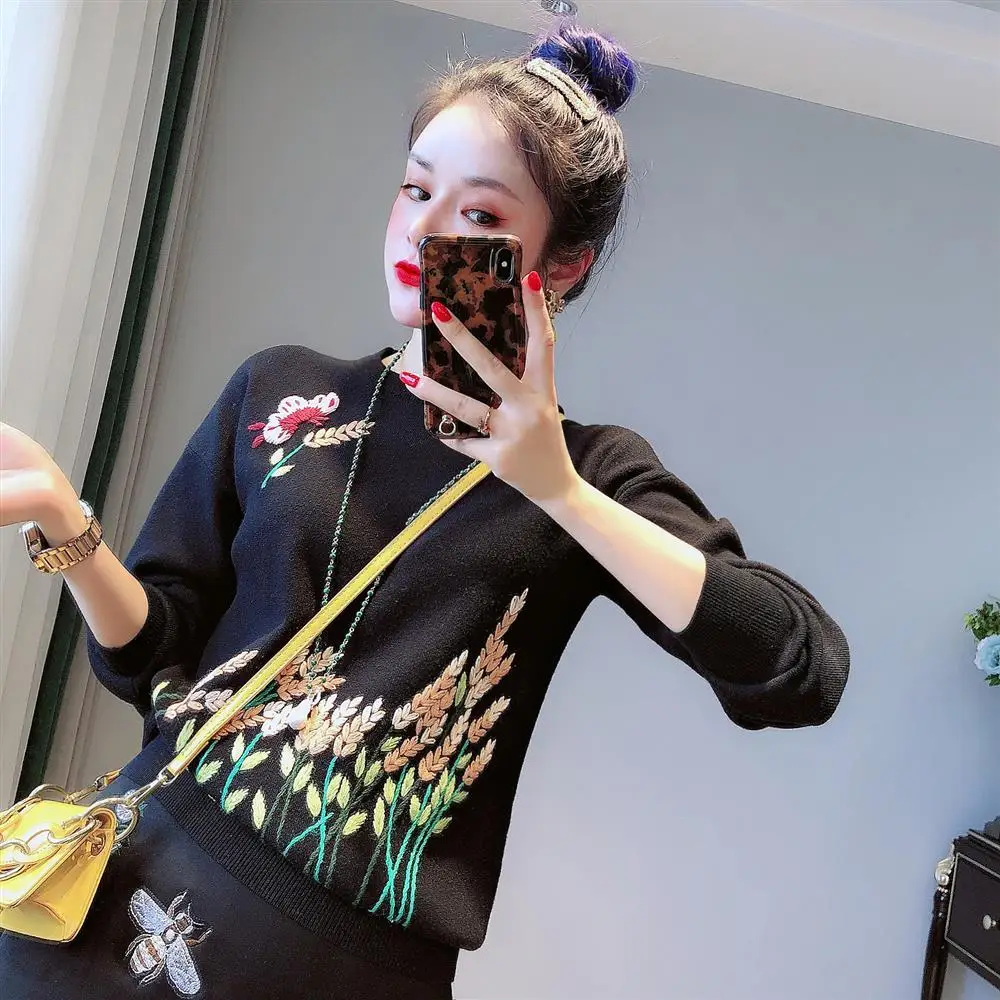 

2025 New Autumn Long-sleeved Round Neck Loose Pullover Sweater Tops for Women to Wear Outside