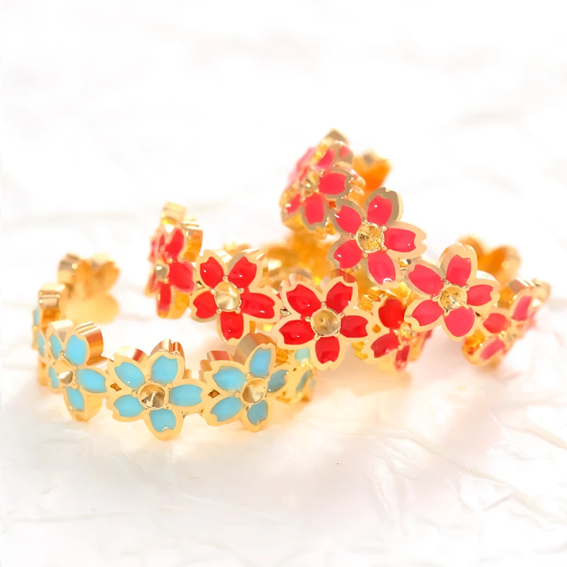 

A ring is composed of multiple small flowers and features an adjustable opening for dripping oil technique.
