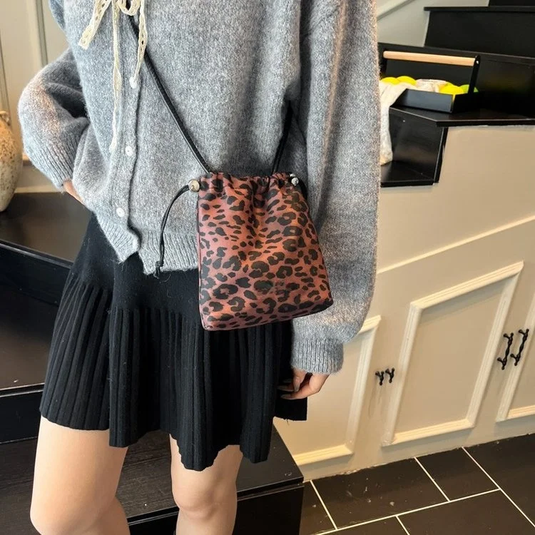 

Повседневная женская сумка-кроссбоди с леопардовым принтом для телефона, модная, универсальная, популярная среди интернет-знаменитостей, лето 2025