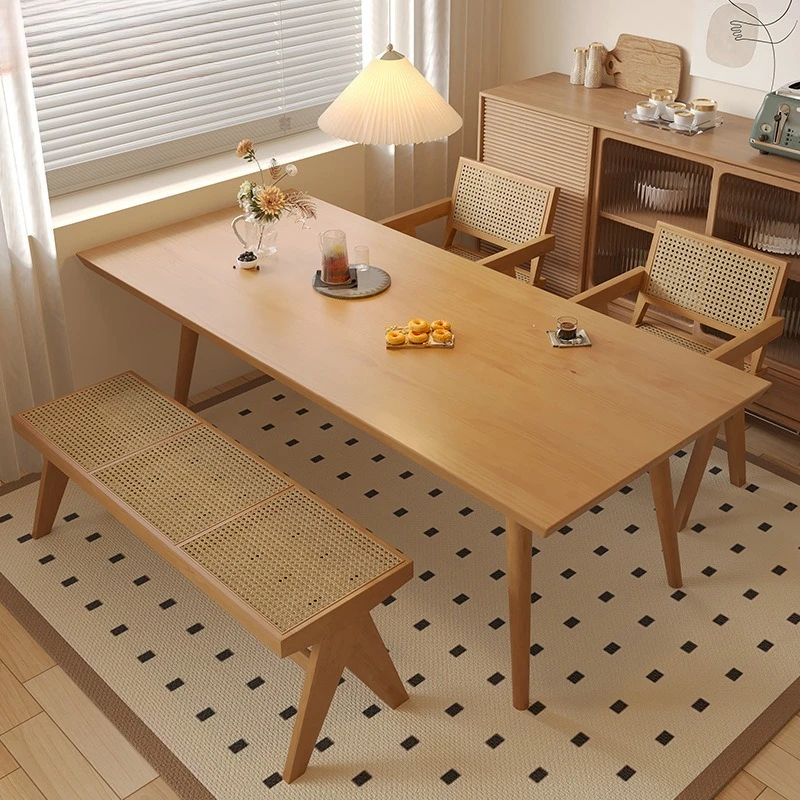 Esstisch aus massivem Holz