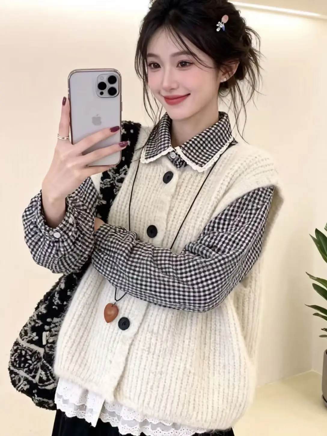 

Японский комплект из двух предметов: рубашка в клетку с кружевными вставками и многослойный шерстяной жилет абрикосового цвета для осени и зимы