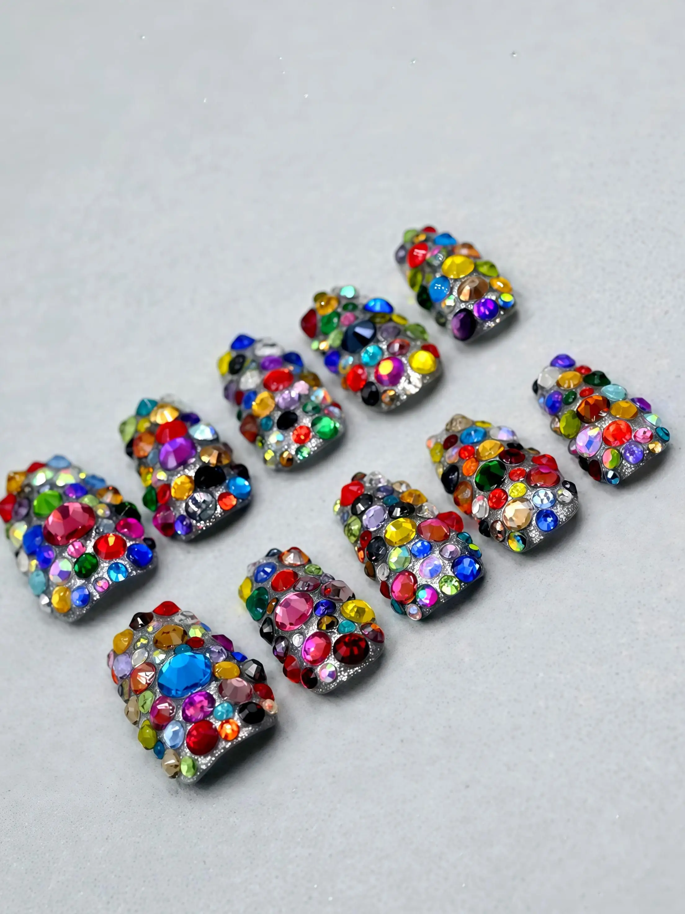 เล็บปลอมทรงสี่เหลี่ยมยาว งานแฮนด์เมด คุณภาพพรีเมียม |   ดีไซน์เต็มตัวประดับด้วยคริสตัลหลากสีสัน |   เล็บปลอมสีรุ้งแบบกลาม |   พี