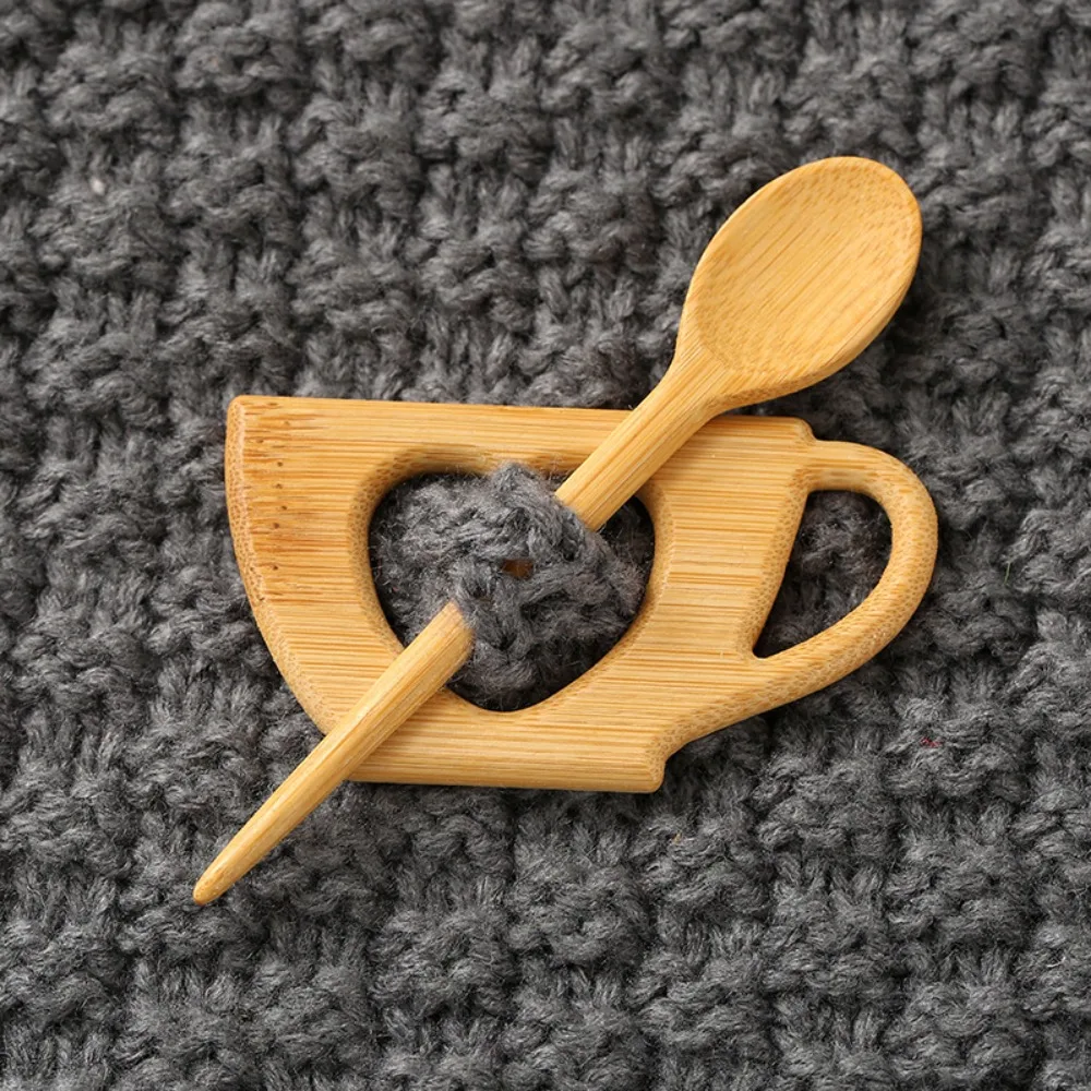 

Umbrella Dancing Piggy Wooden Brooch Maple Leaf Bunny Animal Sweater Pin Christmas Tree Bird Kitty Scarf Buckle