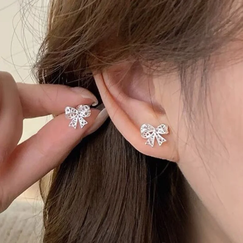 Pendientes con pasador de lazo ahuecados para mujer, bonitos pendientes de cinta de Color plateado, joyería minimalista Simple para Piercing en la oreja, regalos