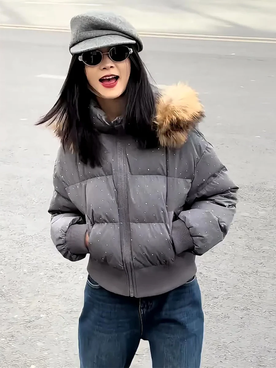 

Женская зимняя утепленная куртка-пуховик с отстегивающимся капюшоном, стразами и воротником из искусственного меха