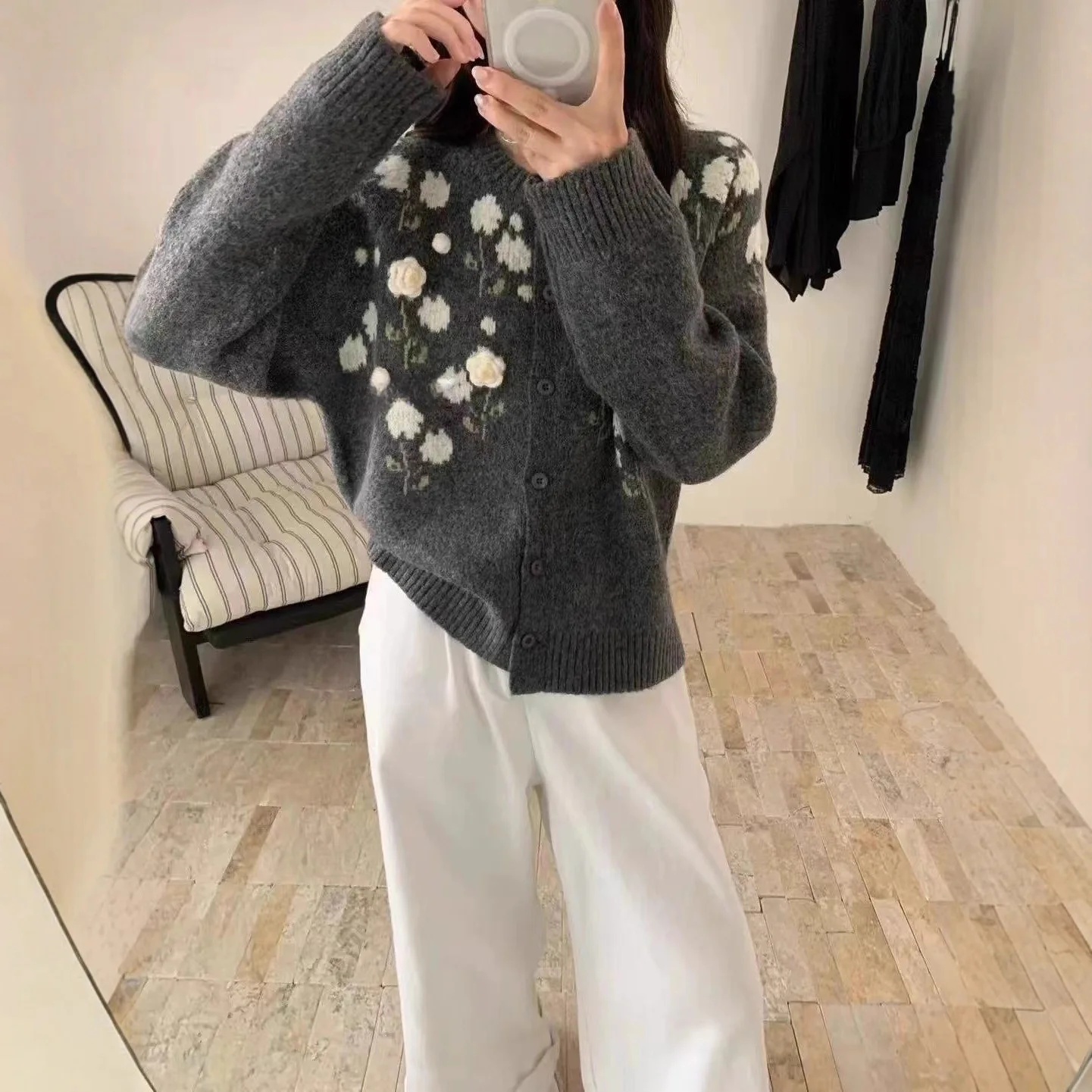 

2025 Autumn and Winter New Sweet Flower Knitted Women's Loose and Lazy Style Fashionable Women's Outerwear Trend
