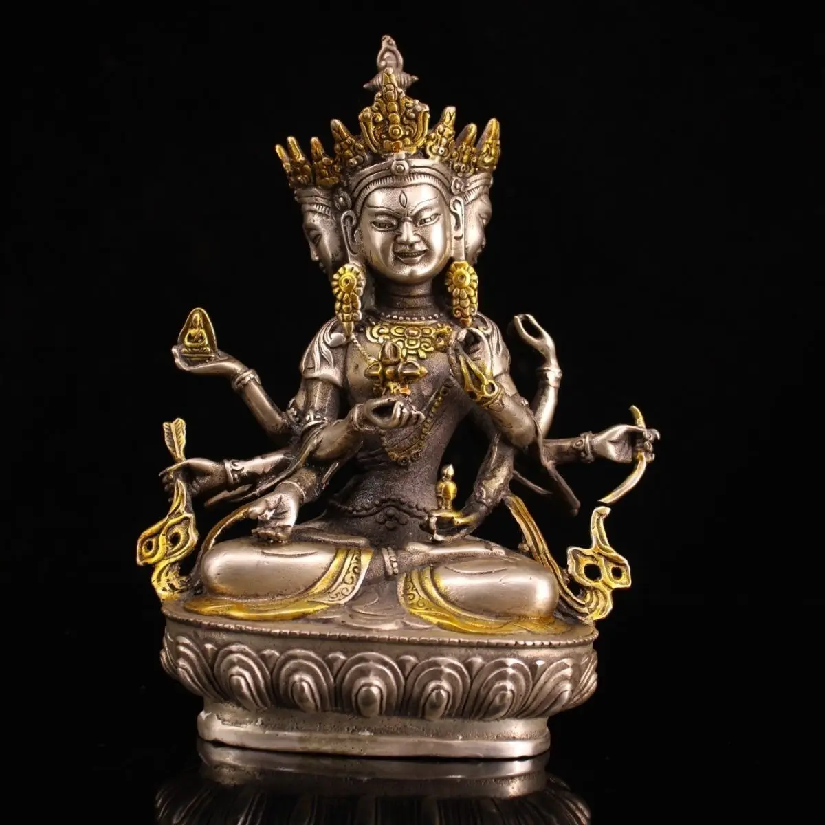 Old Zang Xizang received pure copper and silver, a statue of Zunsheng Buddha Mother is 23 cm high and weighs 1441 grams