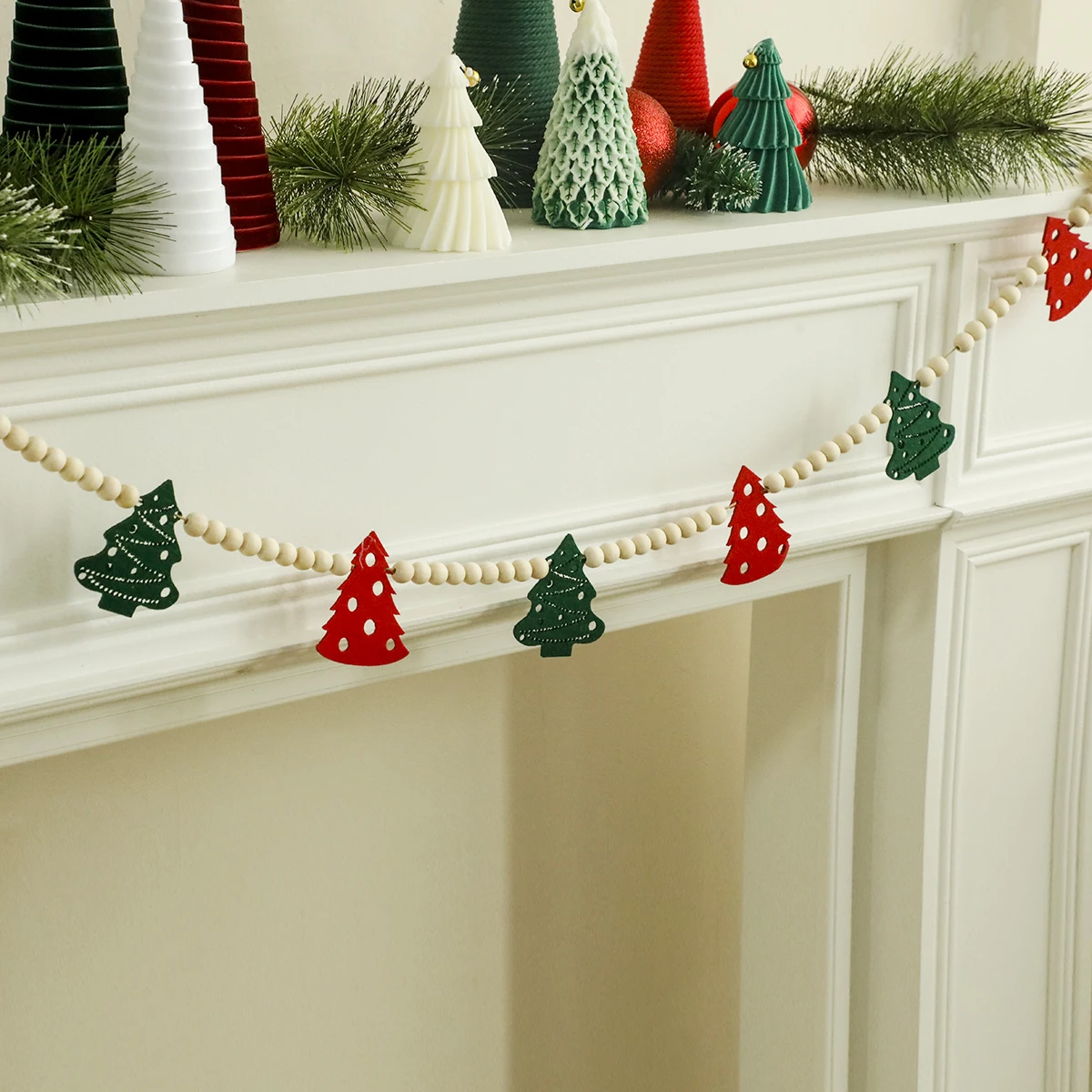 Niedliche Weihnachtsbaum-Filzgirlande mit Holzperlen, hängende Ornamente aus rotem und grünem Baum, festlicher Kamin und als Geschenk für die Party-Dekoration zu Hause