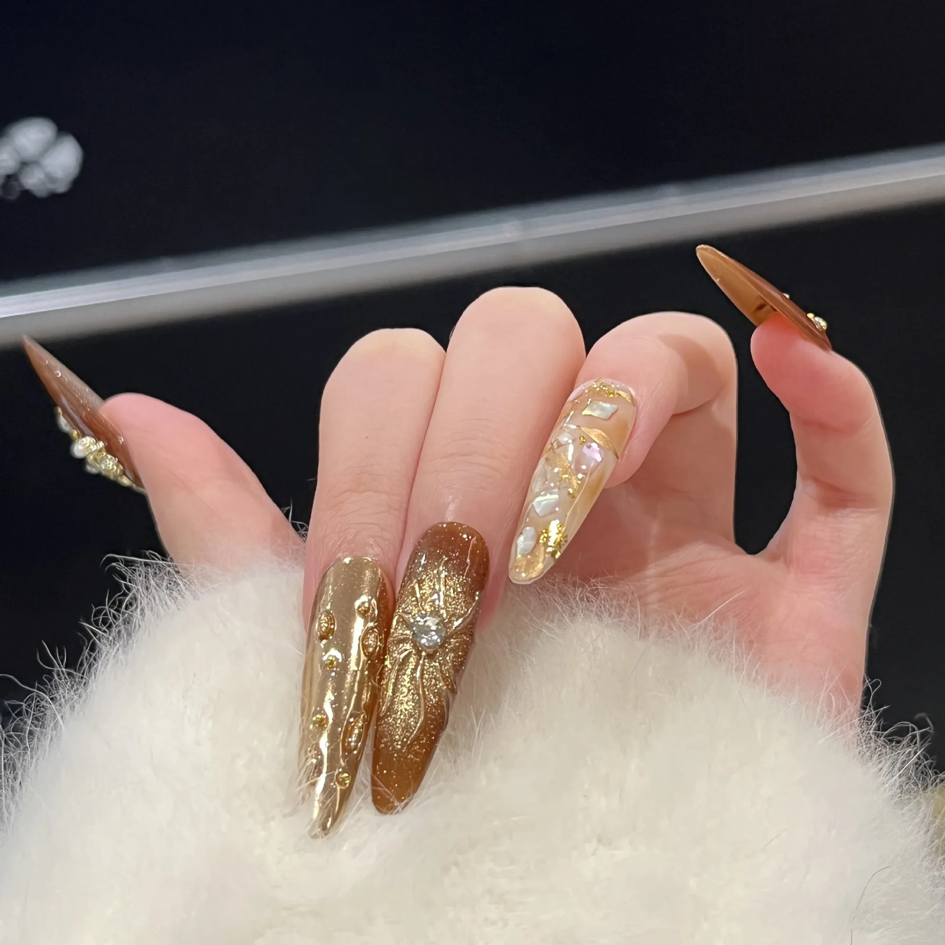 

Ручная роспись золотых ногтей «кошачий глаз» — атмосферный маникюр с загадочным королевством из циркона