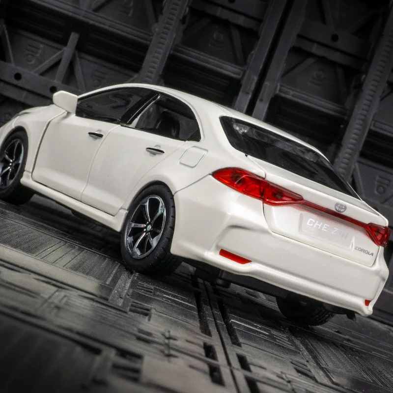 1:32 Toyota Corolla modelo de coche de aleación ornamento, puertas y capó del motor, el maletero se puede abrir para juguetes para niños