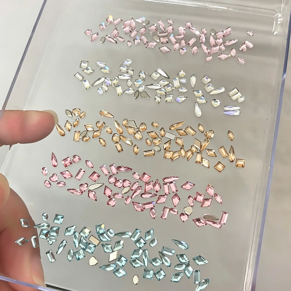 50 Stück K9 glänzende, flache Nagelkunst-Strass-Kristalldiamanten, Zubehör für Nageldekoration, Maniküre-Zubehör, Material – Detail 4