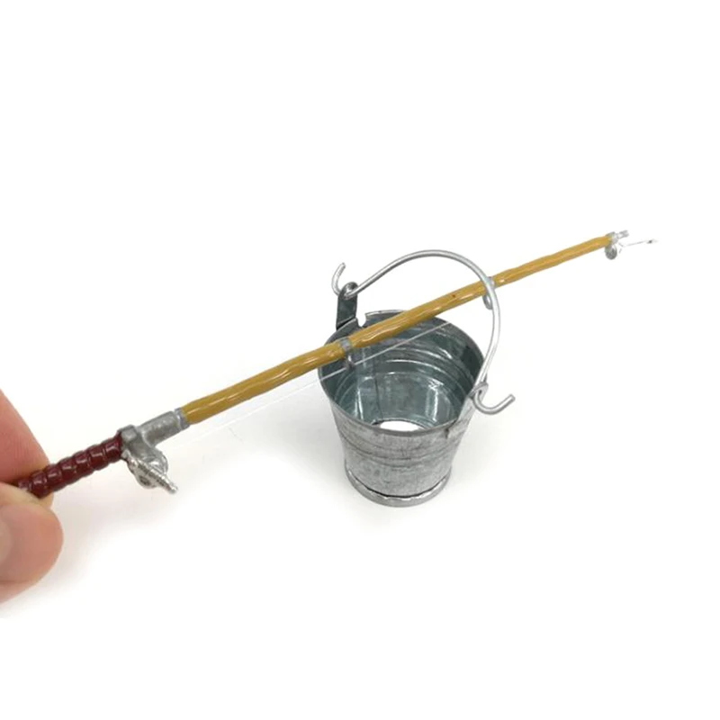【F】2Pcs/set 1:12 Dollhouse Miniature Metal Fishing Rod Model + Water Bucket