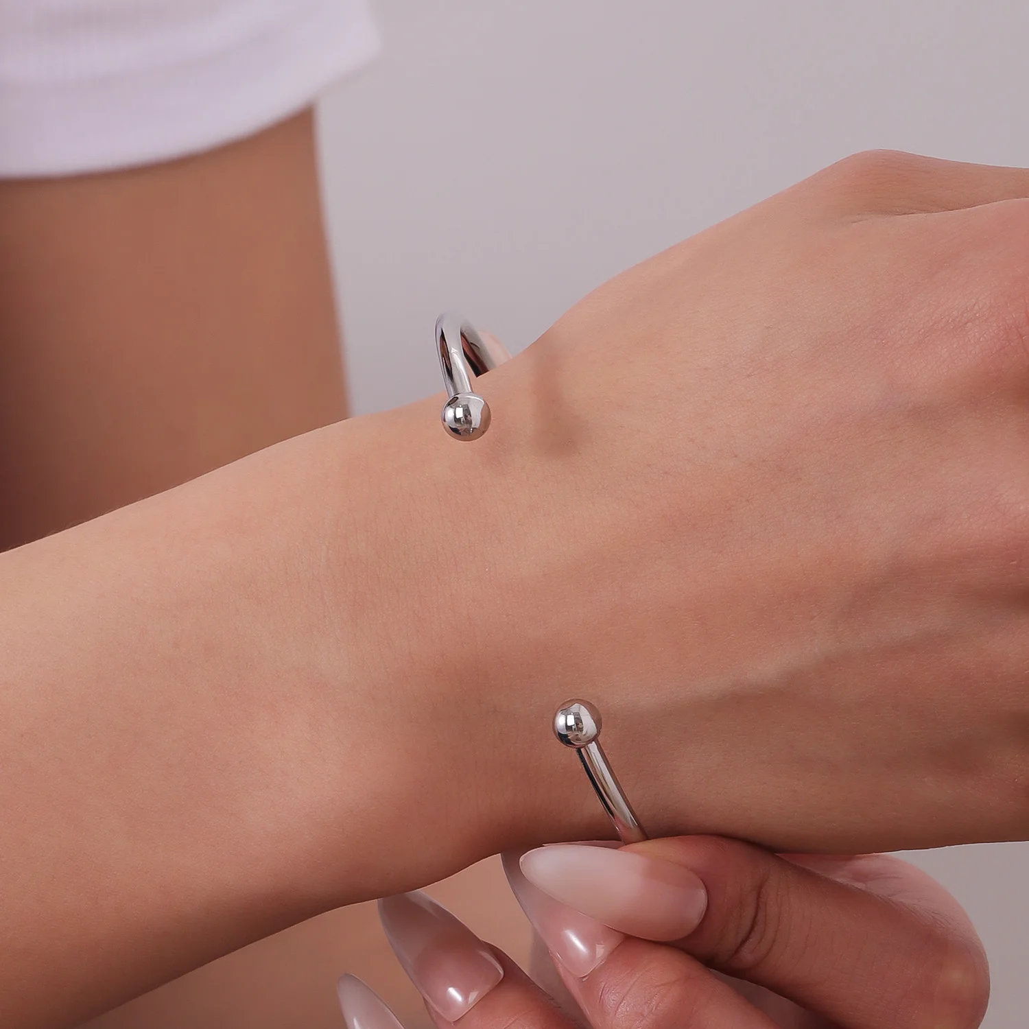 اسم مخصص الكفة سوار مفتوح الإسورة محفورة شخصية 18K مطلية بالذهب الفولاذ المقاوم للصدأ هيبوالرجينيك مجوهرات هدية لها