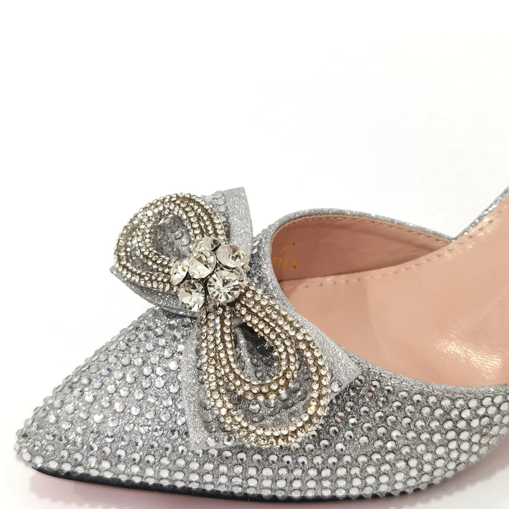 El último estilo INS, lazo de diamantes de imitación, tacones altos de fiesta vacíos laterales, tacones de aguja con punta estrecha, zapatos y