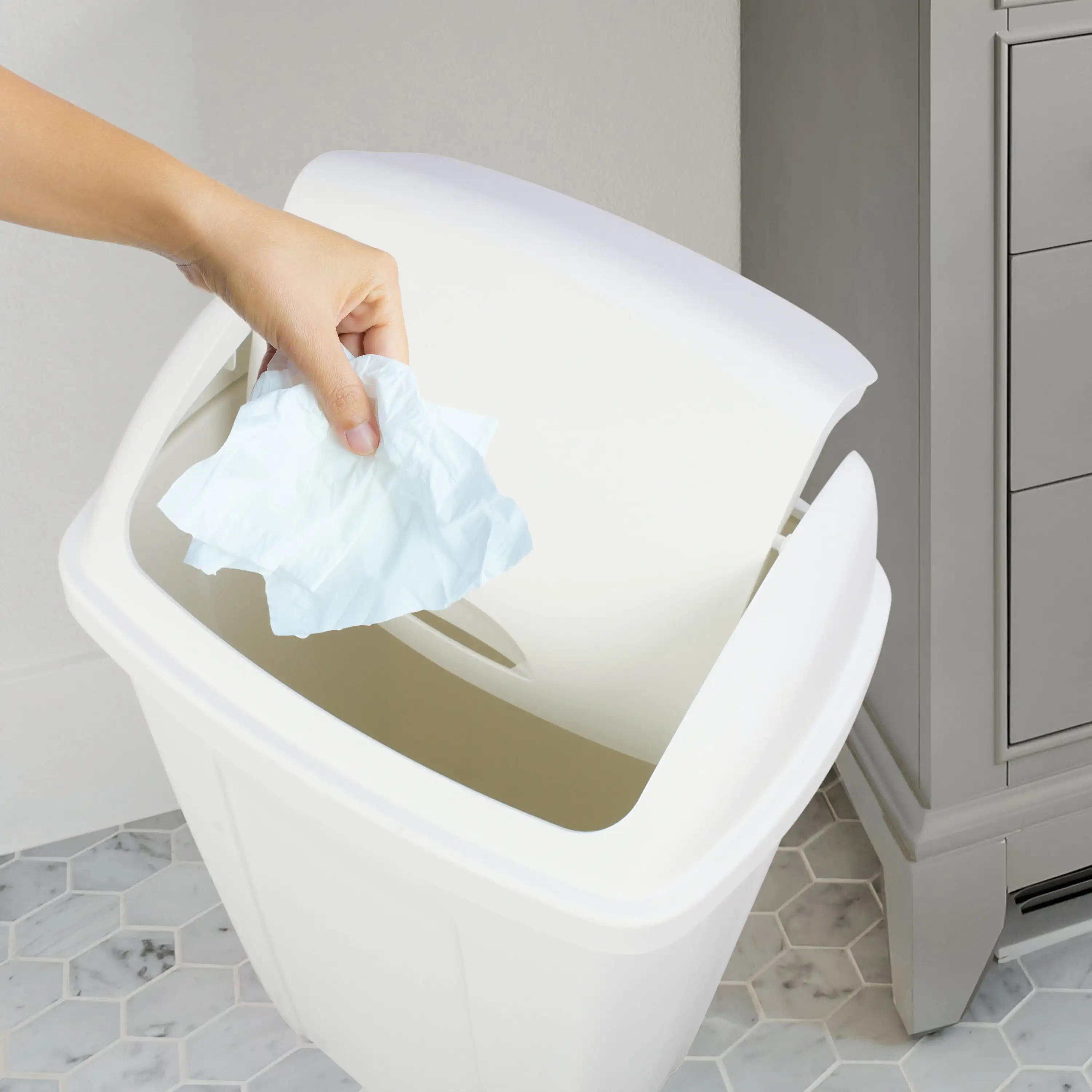 سلة مهملات سعة 13 جالونًا، سلة مهملات مطبخ بلاستيكية متأرجحة، باللون الأبيض