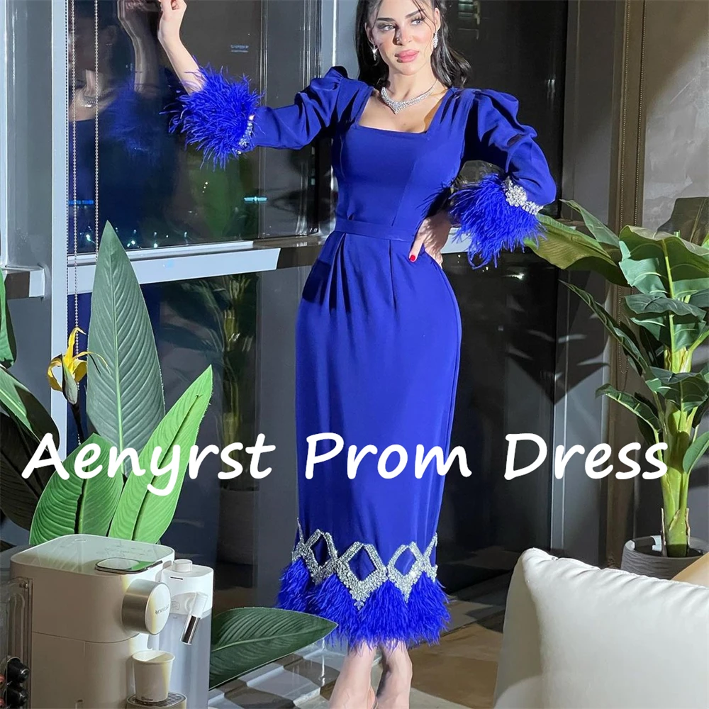 ชุดราตรีคอเหลี่ยมสีน้ำเงินรอยัลประดับขนนกและคริสตัลสไตล์ซาอุดิอาระเบีย ความยาวระดับชา สำหรับงานพิธีการ