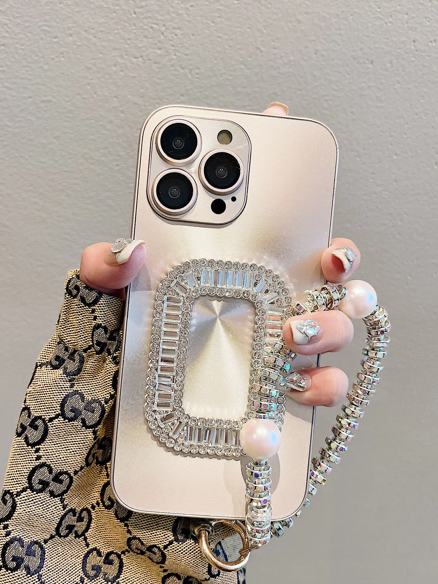 Luxury Phone Case For iPhone 16 Pro Max 14 13 12 15 Plus+ Glitter Cover for iPhone 16 13 12 11 15 14 pro max cover with Bracelet