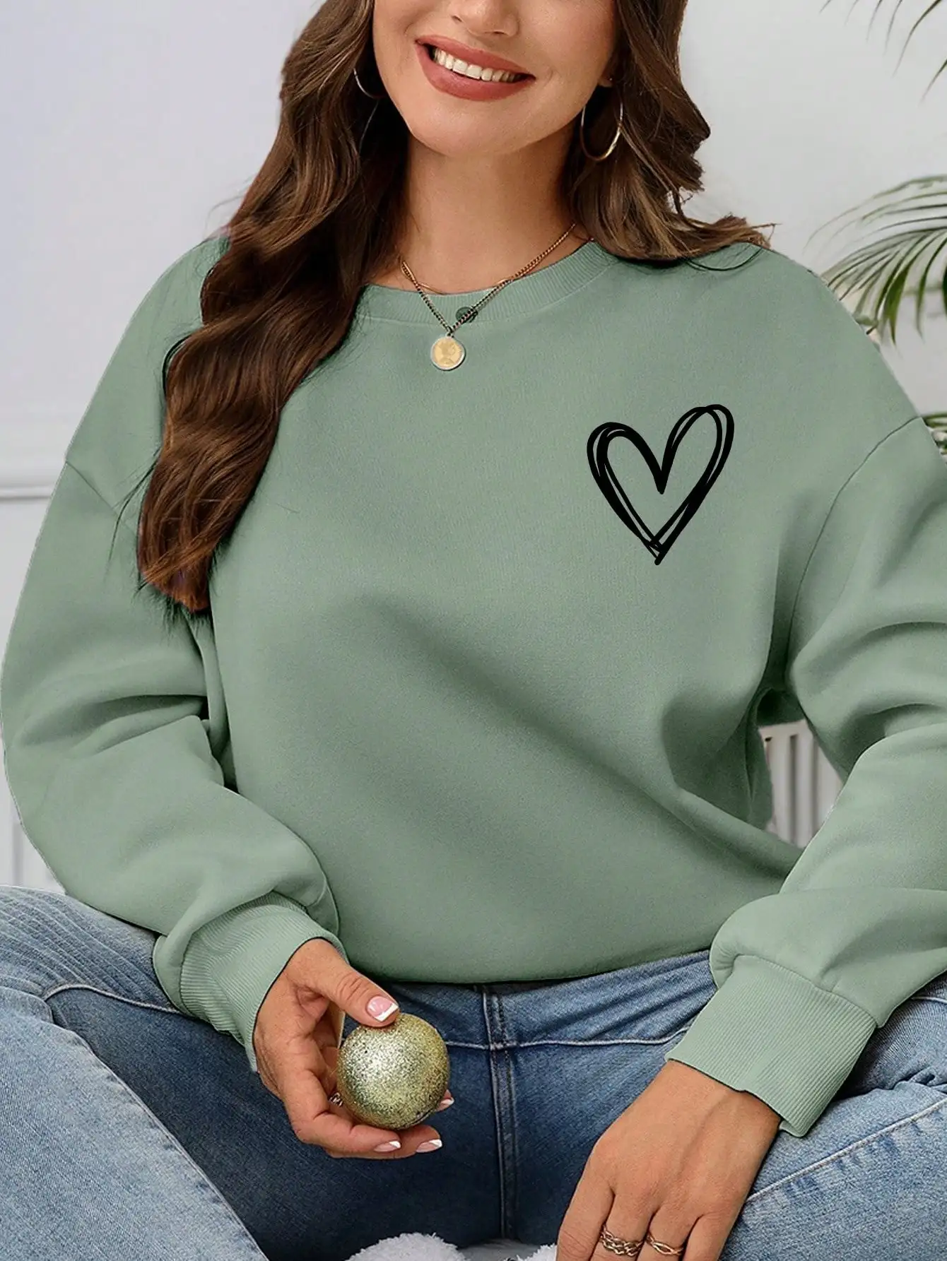 

Plus Size Women's Christmas Heart-Shaped & Snowflake Graphic Printed Crew Neck Sweatshirt For New Year Clothes Graduation,Back T