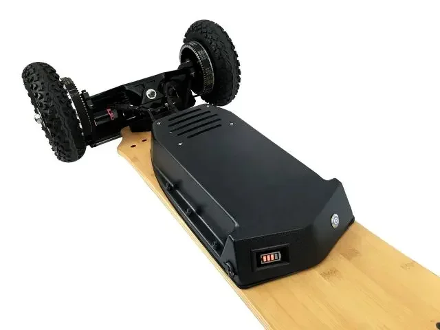 Off-Road 9 Zoll Elektro-Skateboard Dual Motor 1650 W 36 V All Terrain 4-Rad-PU-Reifen Unisex 10 Ah Batterie Aluminiumlegierung