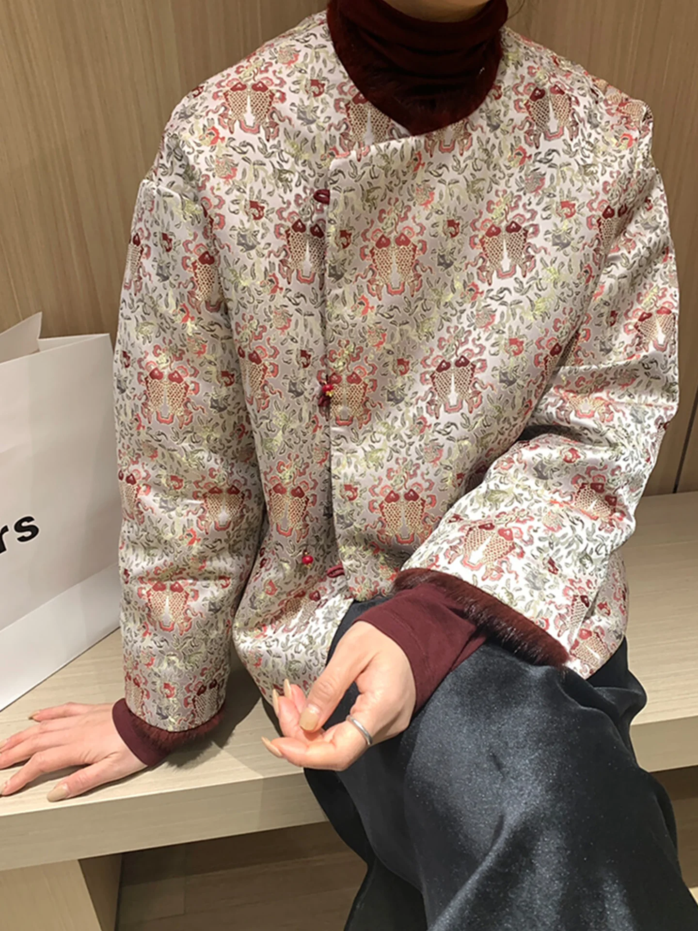 

New Chinese Sle Lightweight Satin Floral Embroidery White Goose down Jaet Women's Retro High-End Mink Fur Trimmed Coat