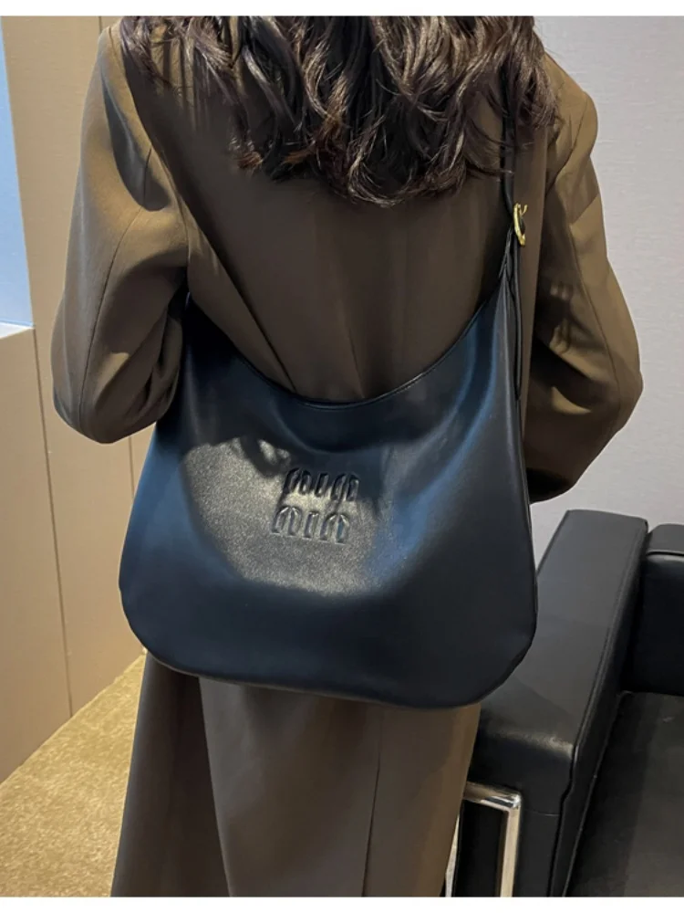 The new simple ladies large-capacity tote bag, light luxury, high-end commuter one-shoulder portable messenger bag, underarm bag