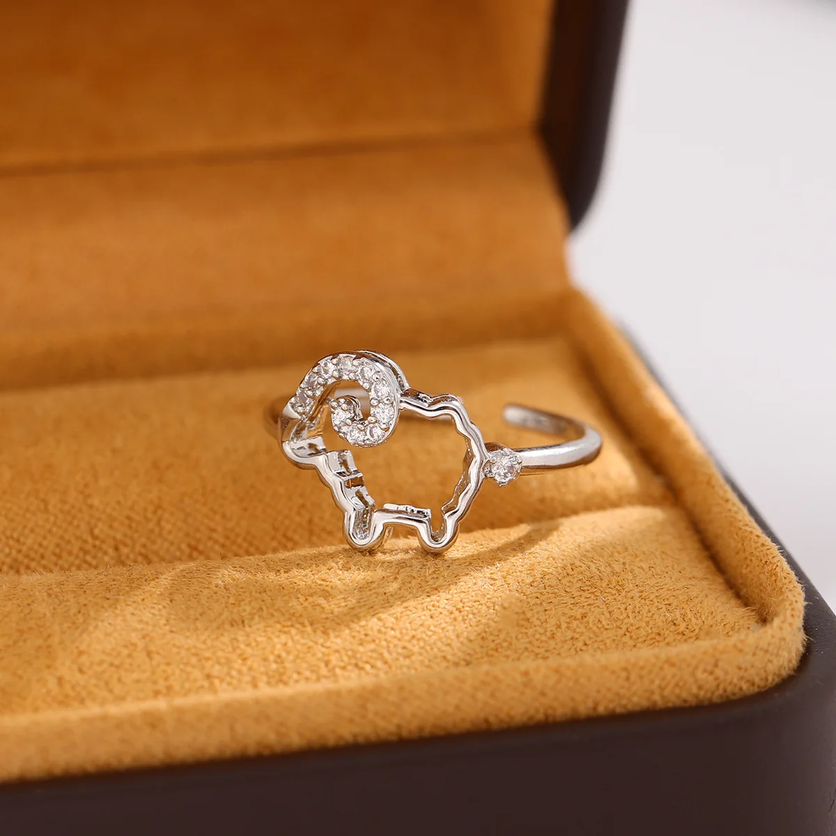 

Exquisite Popular New Personality Animal 925 Sterling Silver Jewelry Cute Lambs Sheep Crystal Opening Rings R105