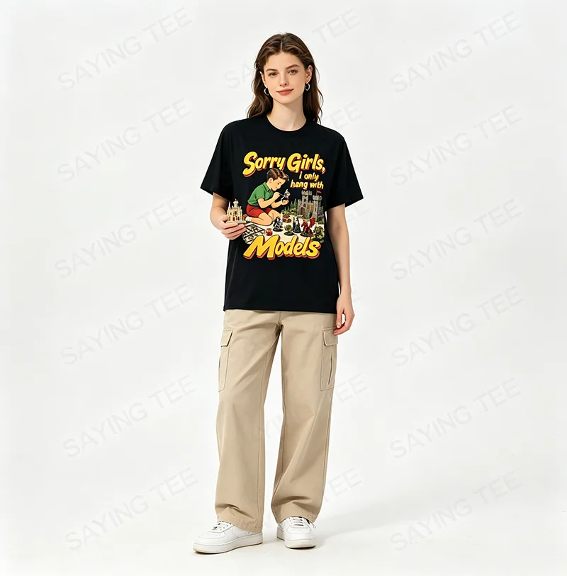 Tabletop-Gamer-T-Shirt „Sorry Girls I Only Hang with Models“ Y2k Grafikkleidung für Tabletop-Gaming-Enthusiasten Halloween-Kostüm-T-Shirt – Detail 4