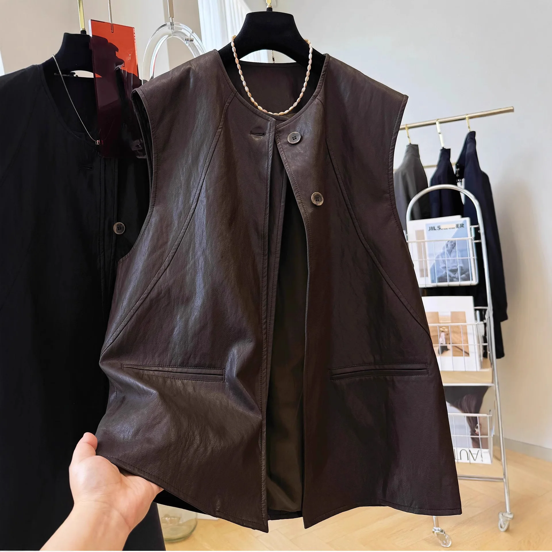 

Retro PU Leather Svel Vest Women's Faion Design round Ne Layering Outerwear Cardigan Sle Loose Fit Mid-Length