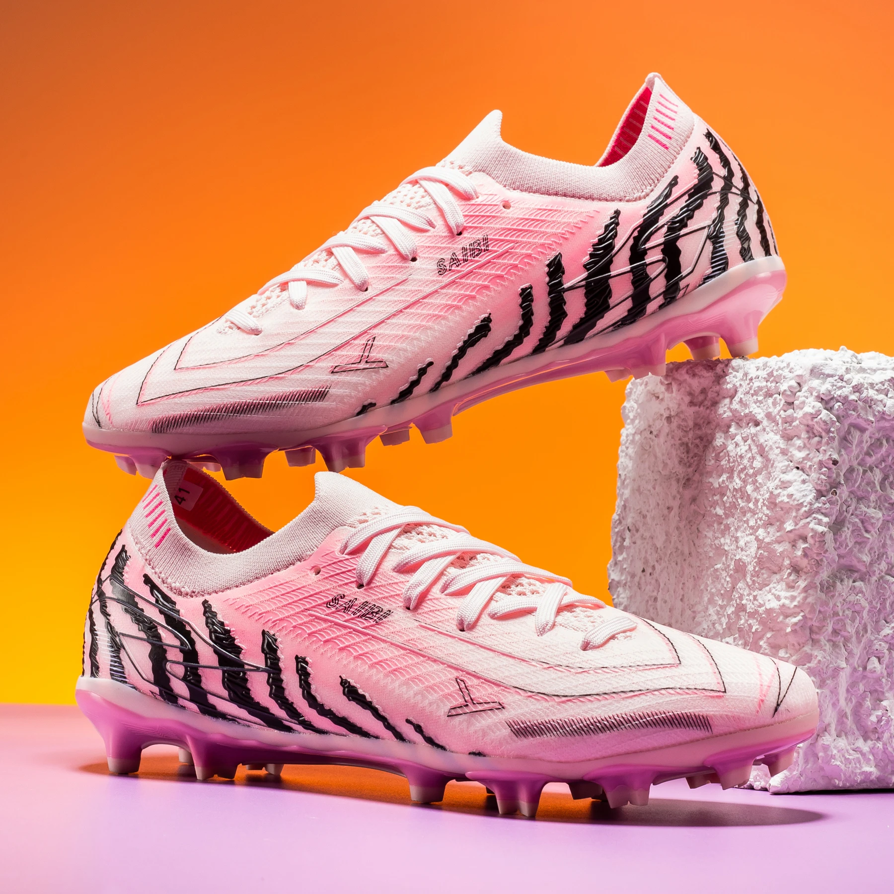 Chaussures de football de qualité supérieure, styles unisexes disponibles, avec options pour goujons longs et courts en formats FG et TF. Pas au-dessus de la cheville