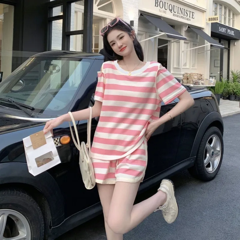 เสื้อผ้าผู้หญิงฤดูร้อนเกาหลีแฟชั่นการพิมพ์ลายตัดกันสี O-คอสั้นแขน Femme All-Match กางเกงขาสั้น 2 ชิ้นชุด