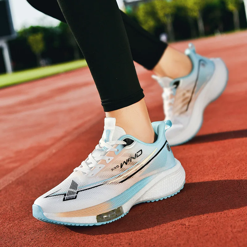 أحذية رياضية رجالية جديدة غير رسمية للفصول الأربعة قابلة للتنفس وخفيفة ومضادة للانزلاق ومقاومة للاهتراء للجري في الهواء الطلق أحذية رياضية ترفيهية