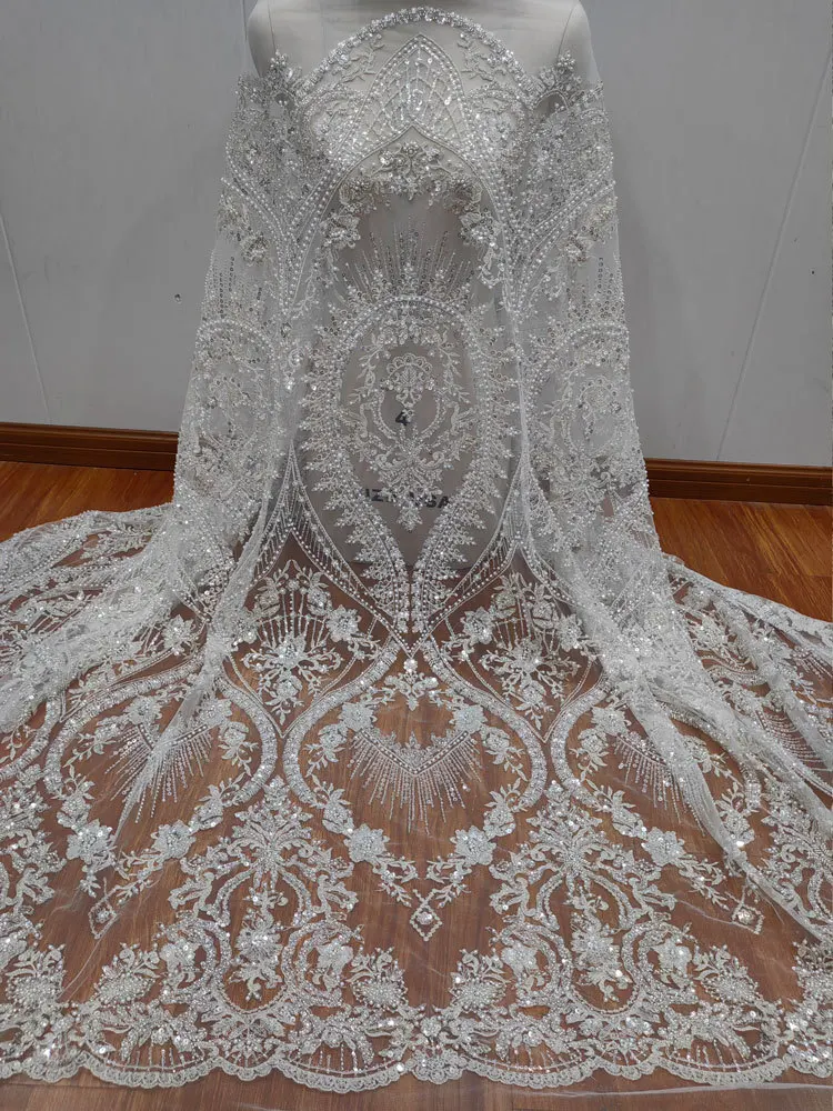 花柄のストリングビーズチューブスパンコール刺繍チュールブライダルレース生地を使用したウェディングドレス、ランウェイファッション素材