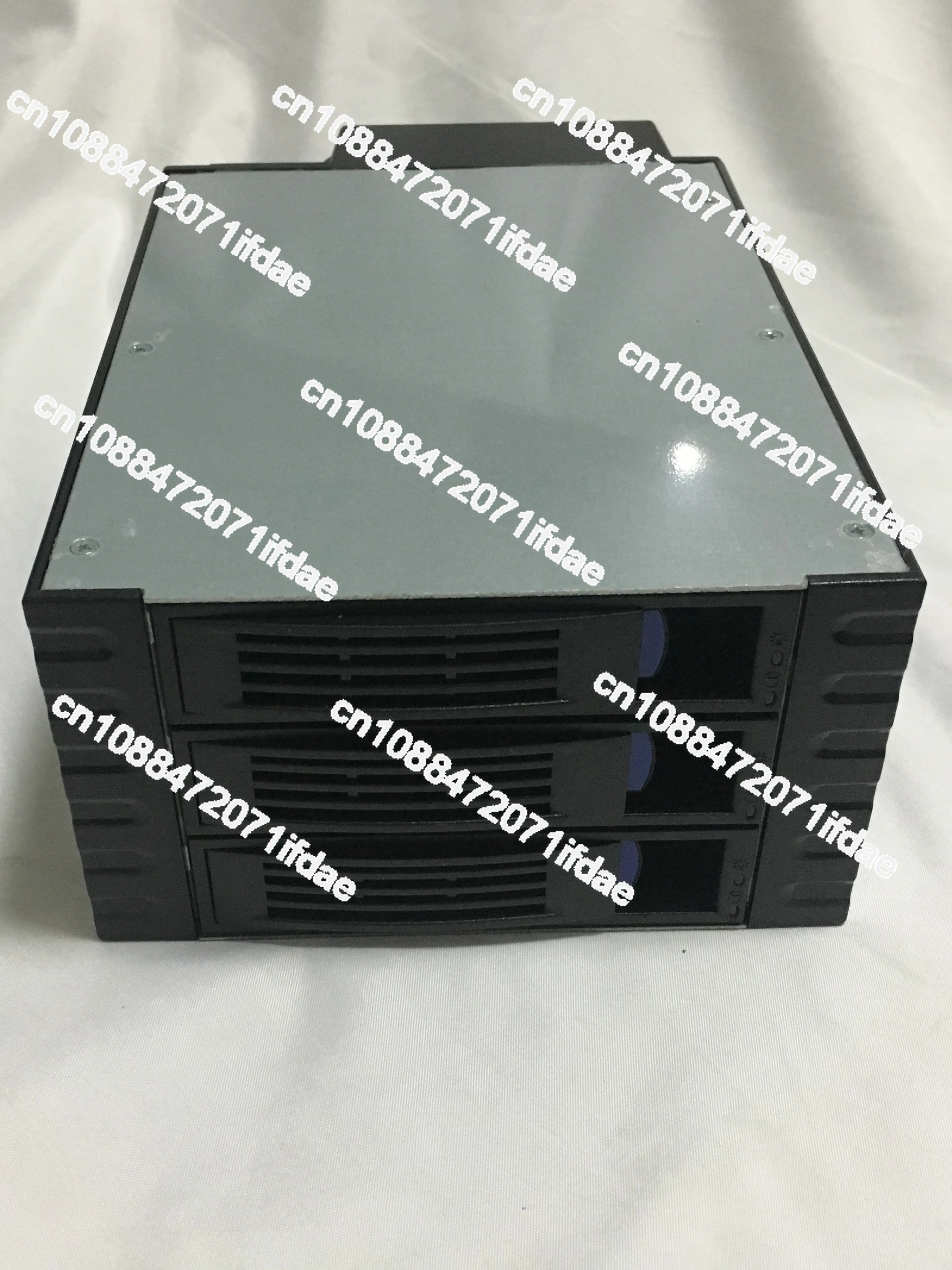 

Hot-swappable hard disk cage. Chassis 2 optical drive expansion 3-bit 3.5-inch module with backplane. Built-in NAS Black Qunhui