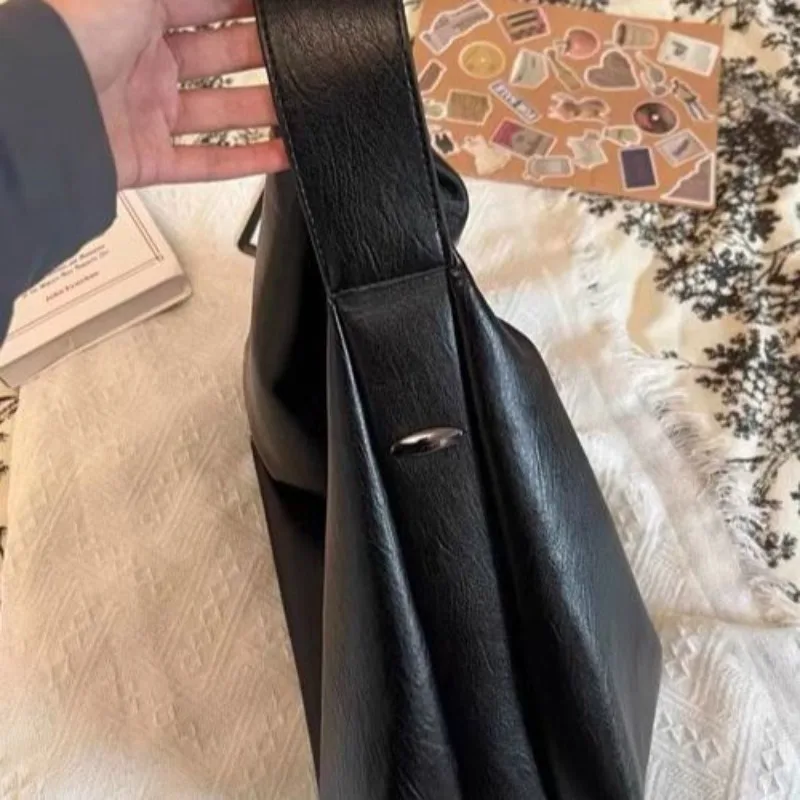 

New American Large-capacity Bag Women's Simple High-end Sense Shoulder Portable Commuter Casual Tote Bag Exquisite Personality