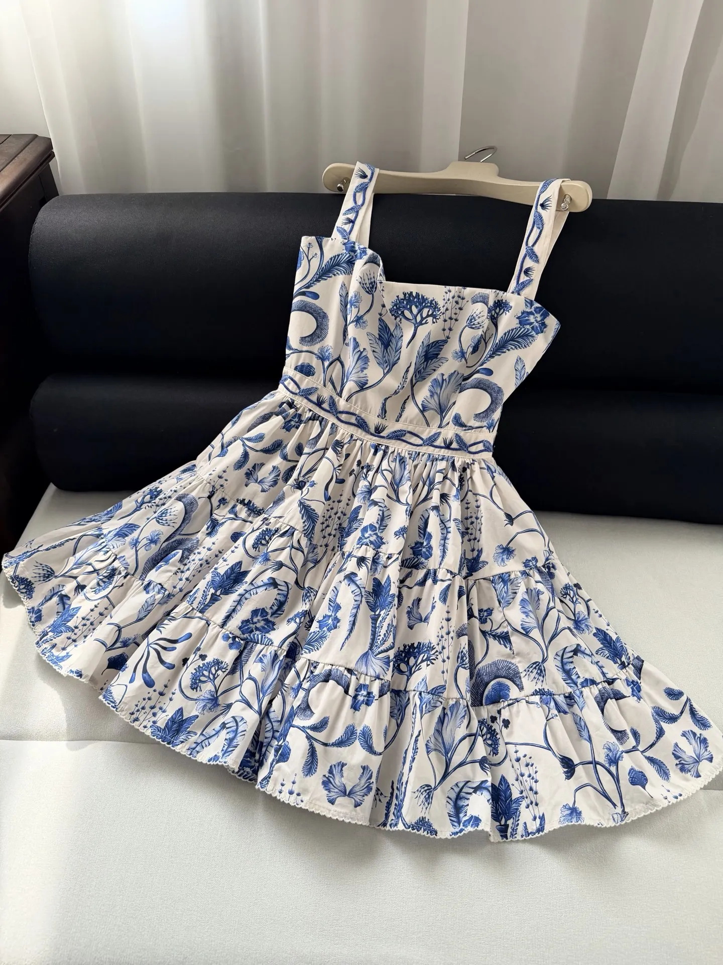 2026 Damen Blaues Bedrucktes Tanktop-Kleid mit Stickerei, Hoher Taille, Quadratischem Ausschnitt, Ärmellos, Urlaubskleid aus Baumwolle, Mini-Robe