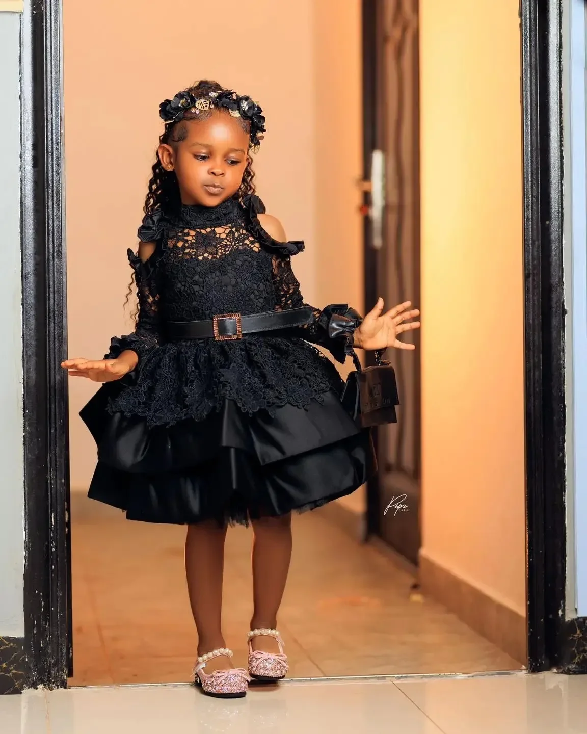 فستان فتاة الزهور السوداء لحفلات الزفاف الكشكشة الدانتيل طول الركبة الفتيات الاطفال حفلة عيد ميلاد الأميرة الكرة أثواب مخصصة