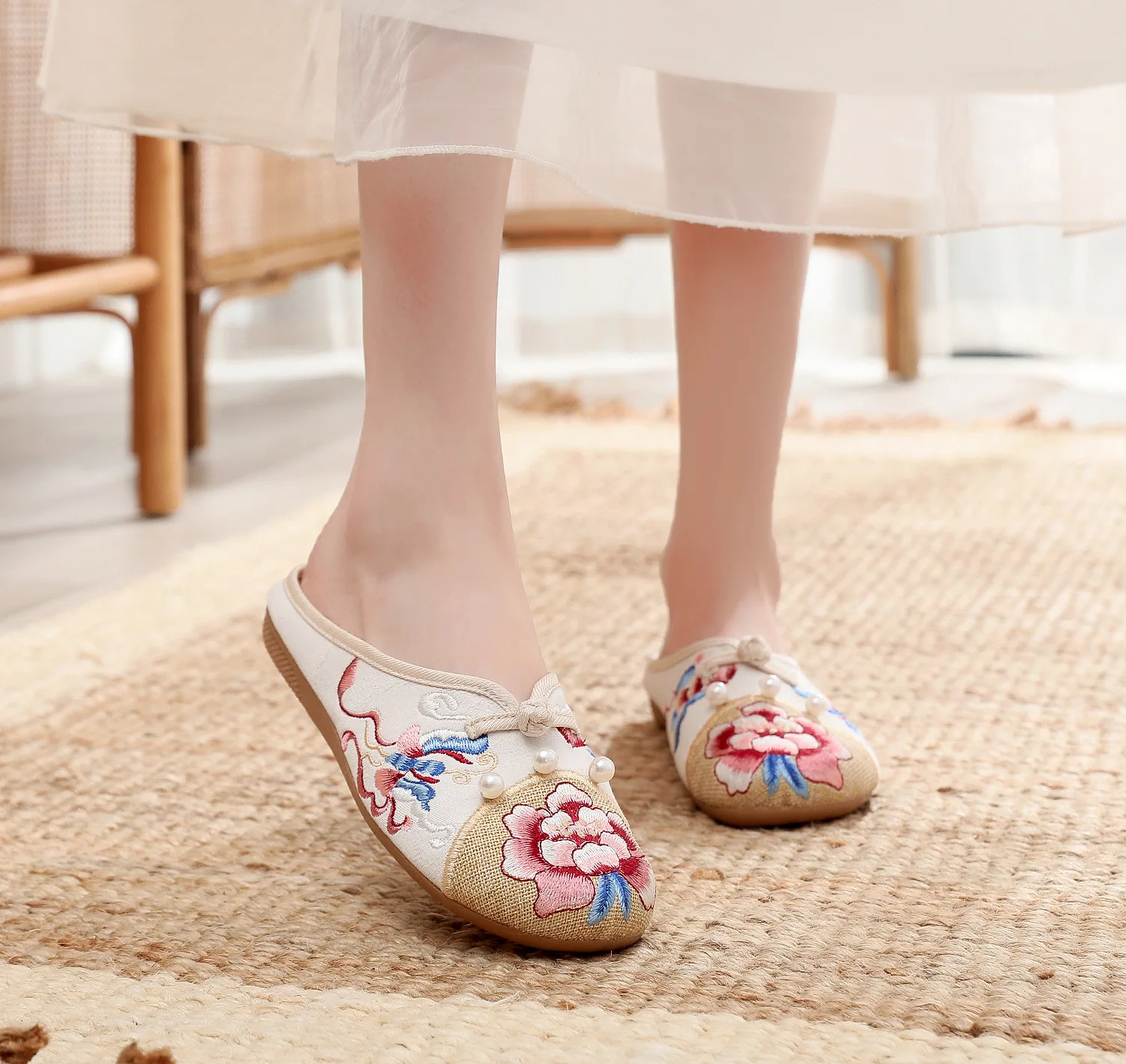 Size 35-40 Flat Mule Shoes Embroidered Flowers Cloth Shoes Ethnic Style Chinese Hanfu Shoes